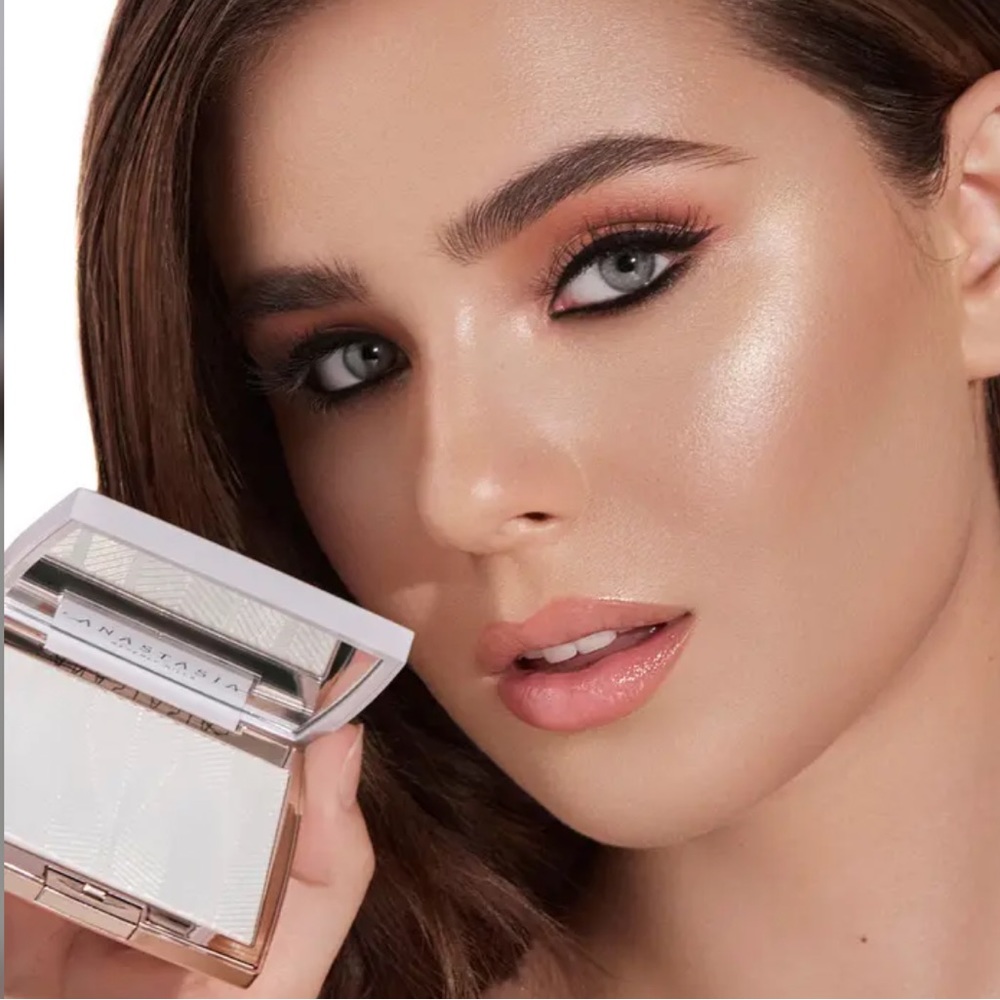 Anastasia Beverly Hills white iced out highlighter face makeup compact - Picture 4 of 10